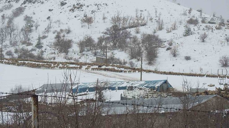 Erzincan’ın köylerinde kış mesaisi sürüyor