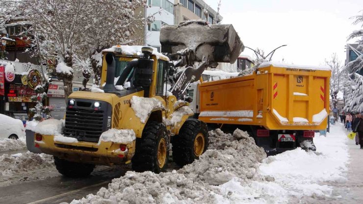 Van’da 83 yerleşim yerinin yolu kardan kapandı