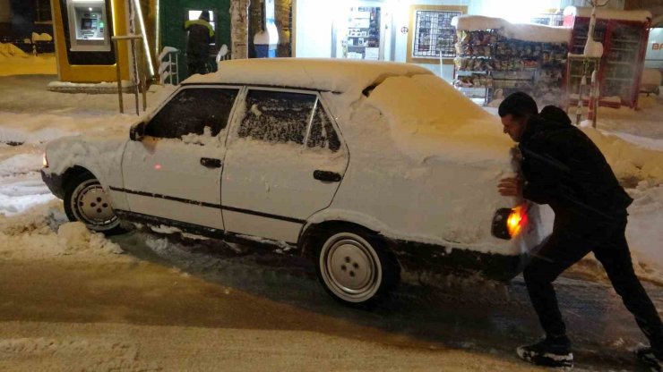 Van’da kar sürücülere zor anlar yaşattı