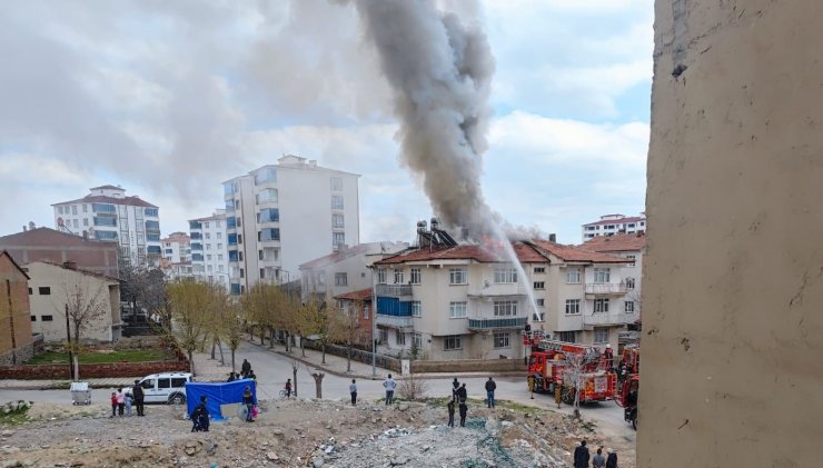 Elazığ’da çatı yangını, büyümeden söndürüldü