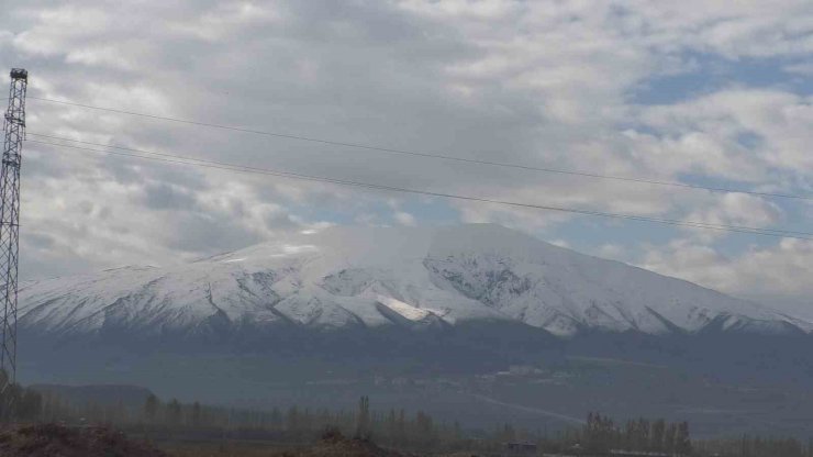 Iğdır ovasını çevreleyen dağlar yeniden beyaza büründü