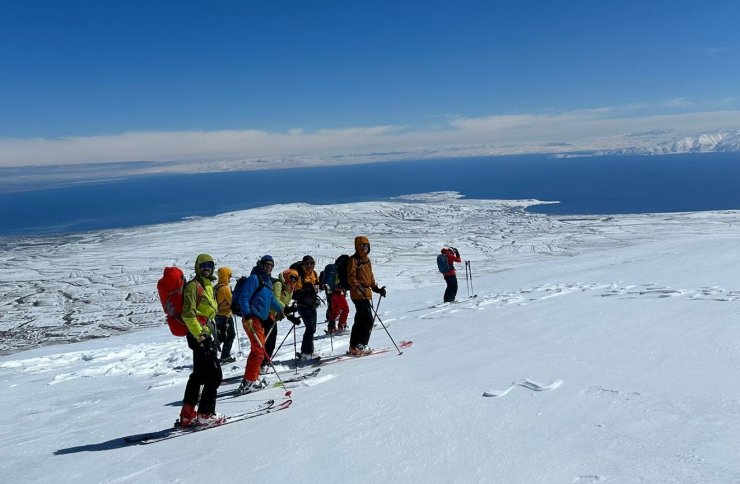 Yabancı dağcılar Nemrut Dağı’nda dağ kayağı yaptı