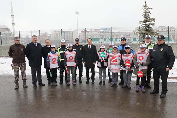 kars’ta-“trafikte-kural-bizi-hayata-baglar”-uygulamasi-(1).jpg