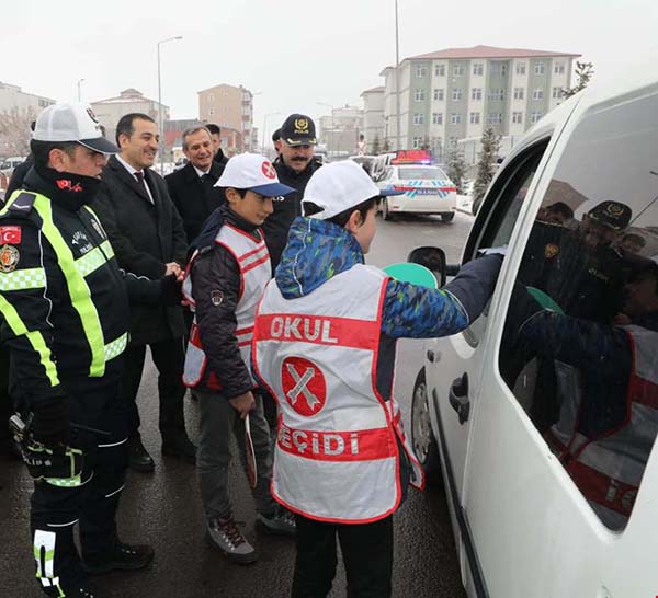 kars’ta-“trafikte-kural-bizi-hayata-baglar”-uygulamasi-(2).jpg