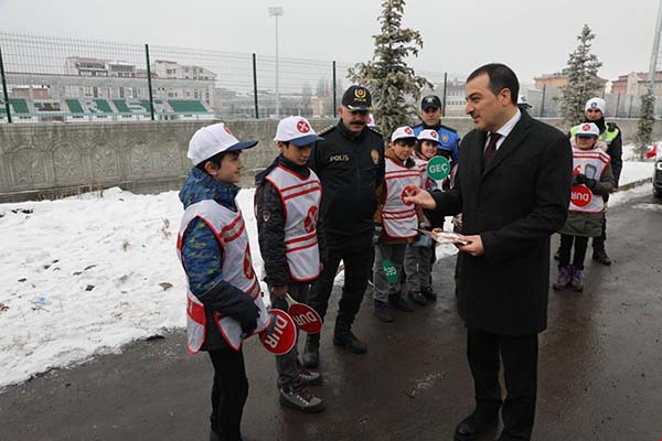 kars’ta-“trafikte-kural-bizi-hayata-baglar”-uygulamasi-(3).jpg