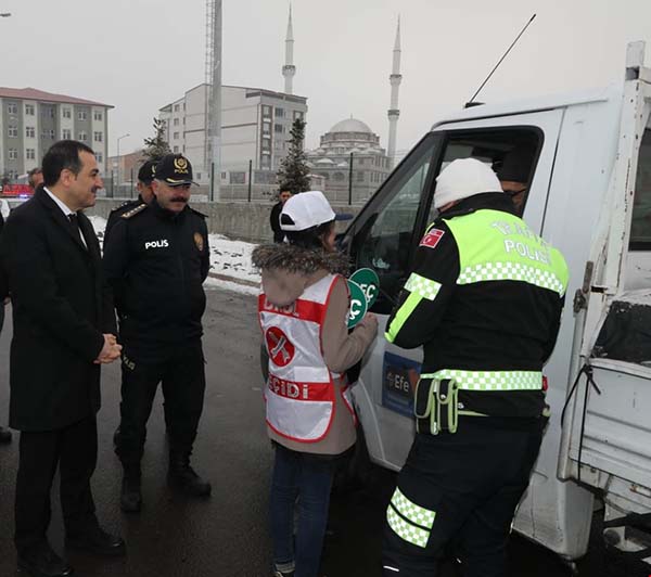 kars’ta-“trafikte-kural-bizi-hayata-baglar”-uygulamasi-(4).jpg