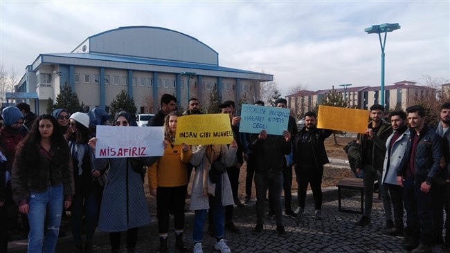 kars’ta-bir-grup-ogrenci,-kars-valisi-turker-oksuz’e,-belediye-baskani-ayhan-bilgen’e-ve-kafkas-universitesi-rektoru-prof.-dr.-husnu-kapu’ya-seslenerek,-seslerine-kulak-vermelerini-istedi-(1).jpg