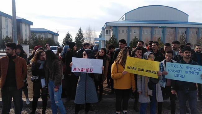 kars’ta-bir-grup-ogrenci,-kars-valisi-turker-oksuz’e,-belediye-baskani-ayhan-bilgen’e-ve-kafkas-universitesi-rektoru-prof.-dr.-husnu-kapu’ya-seslenerek,-seslerine-kulak-vermelerini-istedi-(2).jpg