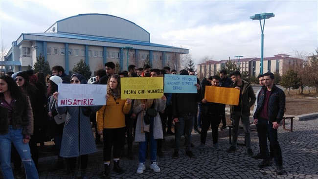 kars’ta-bir-grup-ogrenci,-kars-valisi-turker-oksuz’e,-belediye-baskani-ayhan-bilgen’e-ve-kafkas-universitesi-rektoru-prof.-dr.-husnu-kapu’ya-seslenerek,-seslerine-kulak-vermelerini-istedi-(3).jpg