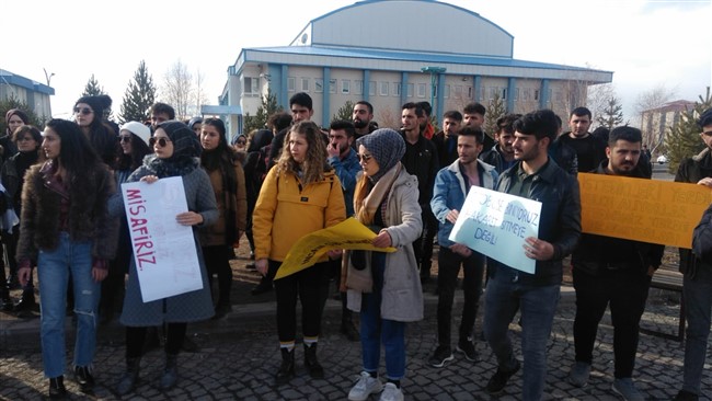 kars’ta-bir-grup-ogrenci,-kars-valisi-turker-oksuz’e,-belediye-baskani-ayhan-bilgen’e-ve-kafkas-universitesi-rektoru-prof.-dr.-husnu-kapu’ya-seslenerek,-seslerine-kulak-vermelerini-istedi-(4).jpg